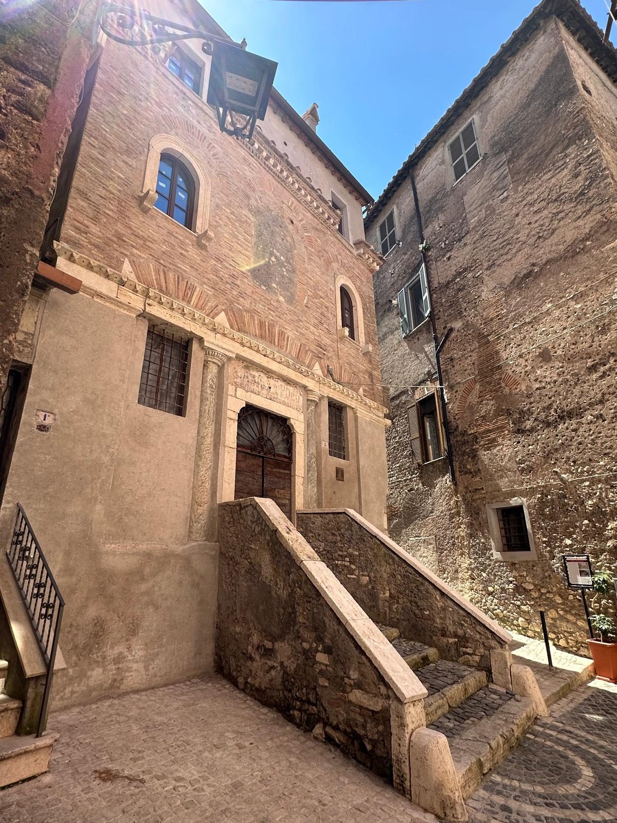La facciata di Santo Stefano ai Ferri vista dal basso, dal cortile del vicolo