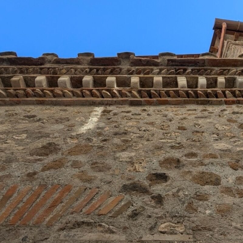 Il cornicione e l’intonaco dopo il restauro